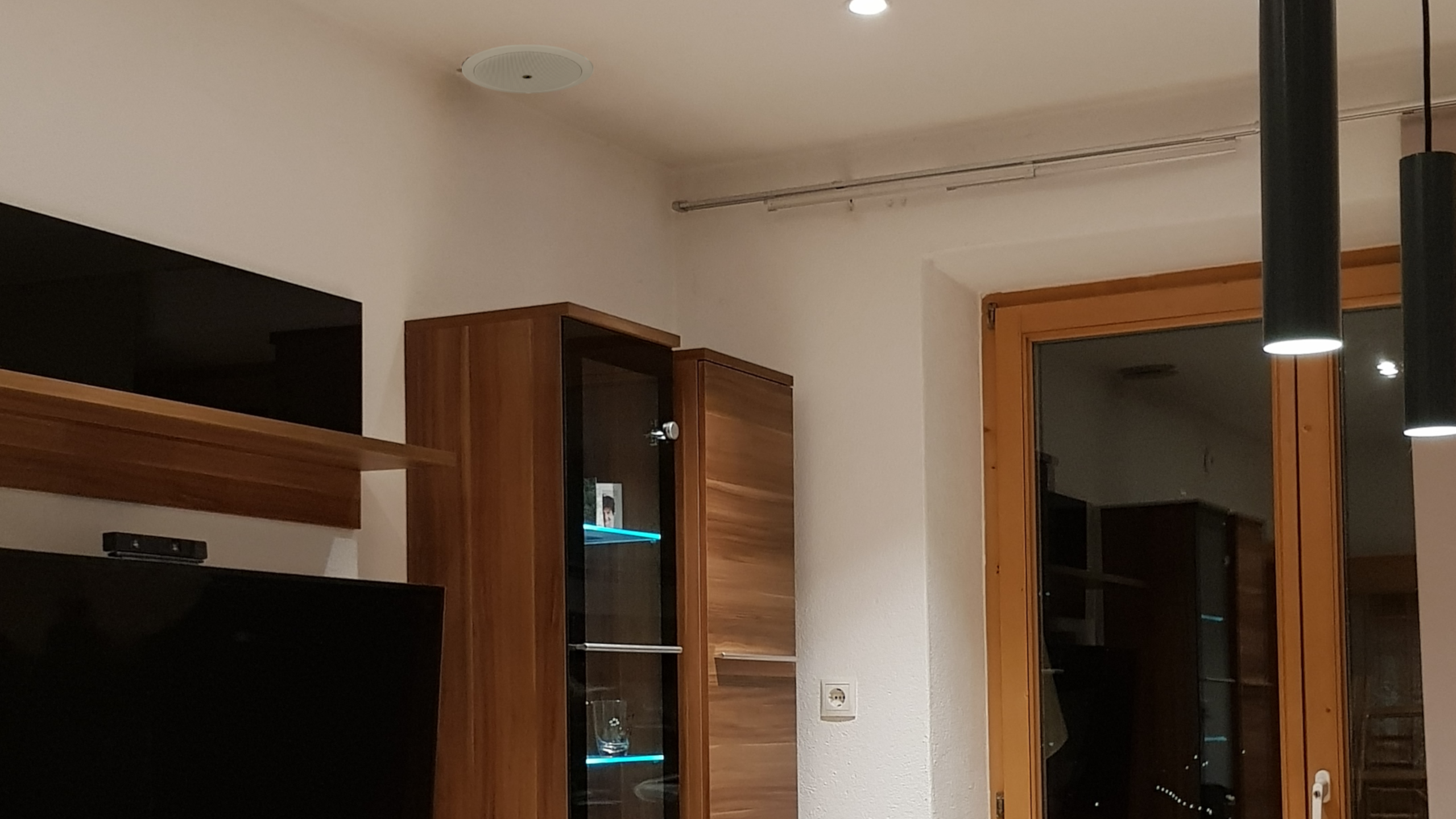 Wohnzimmer TV-Wand smart beleuchtet